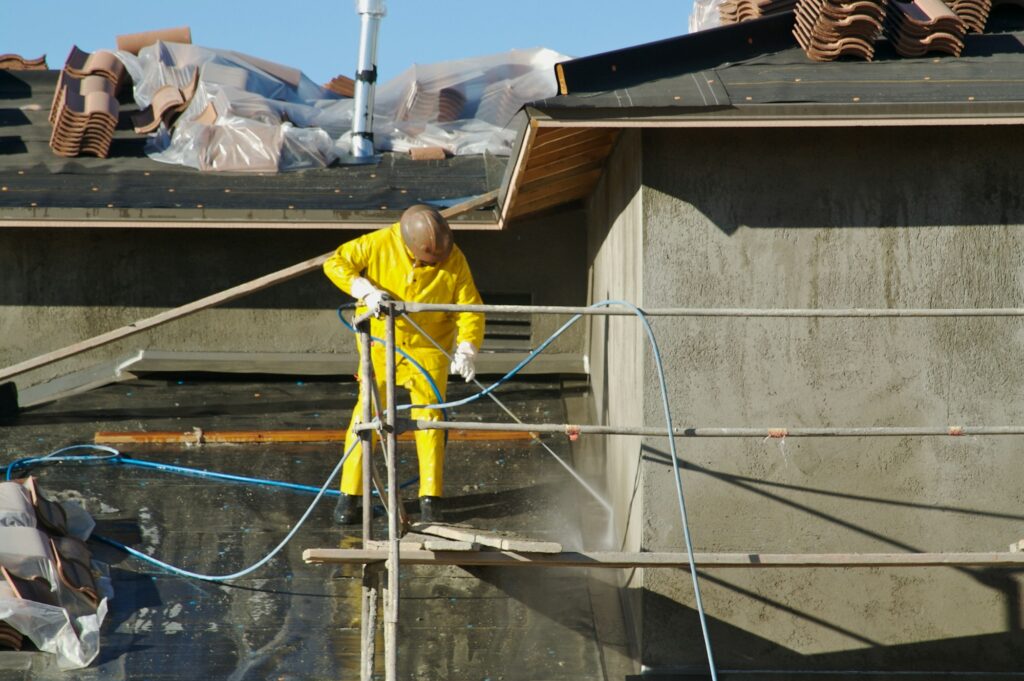 pressure washing commercial building