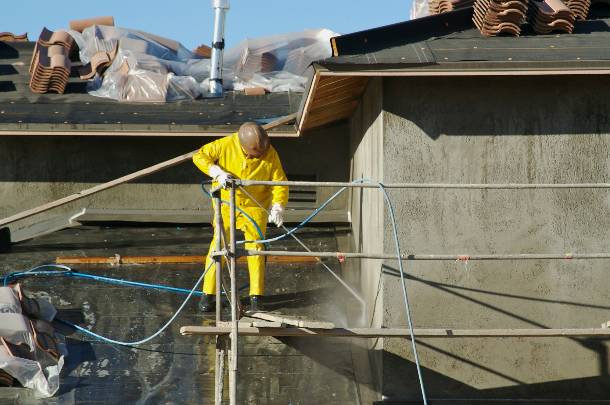 pressure washing commercial building